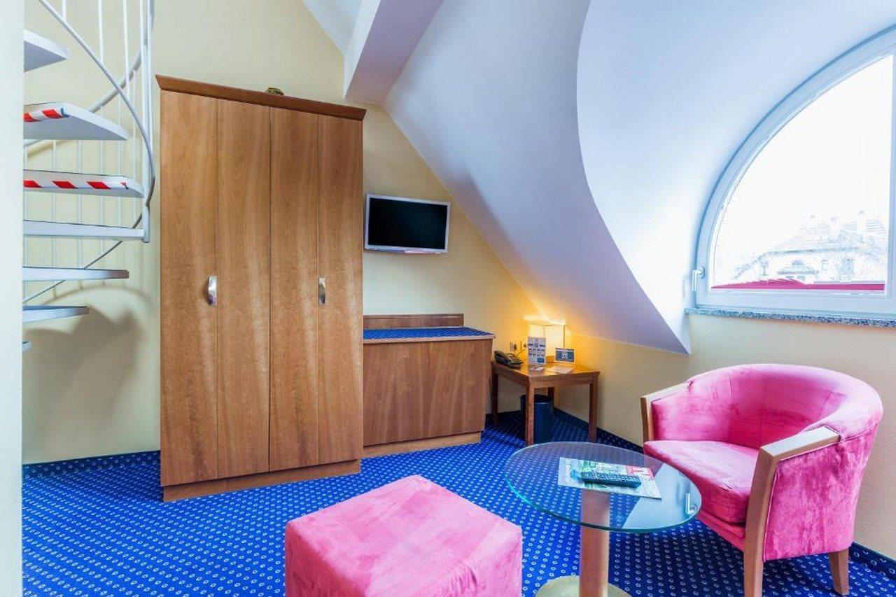 Hotel Am Schillerpark Эсслинген Экстерьер фото