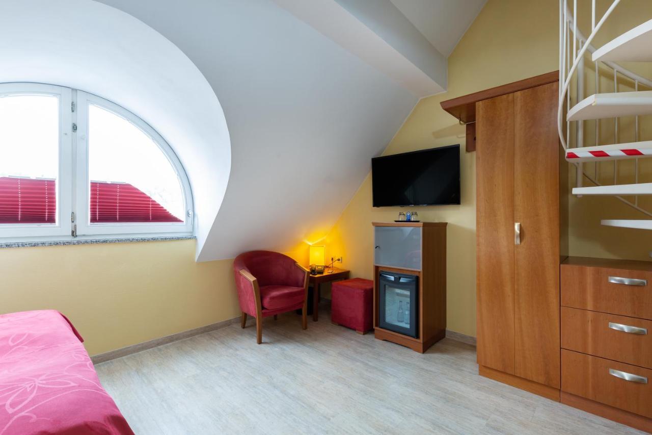 Hotel Am Schillerpark Эсслинген Экстерьер фото