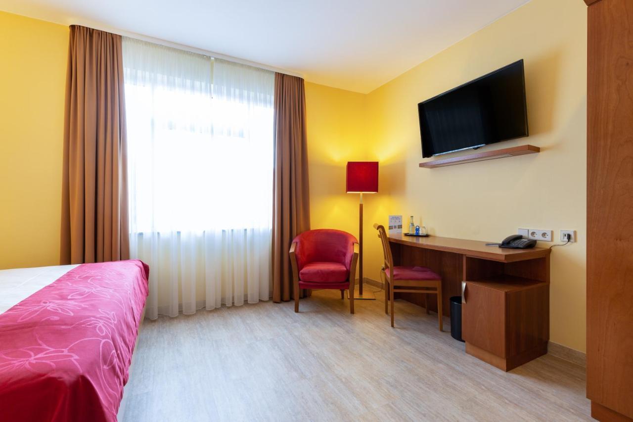 Hotel Am Schillerpark Эсслинген Экстерьер фото