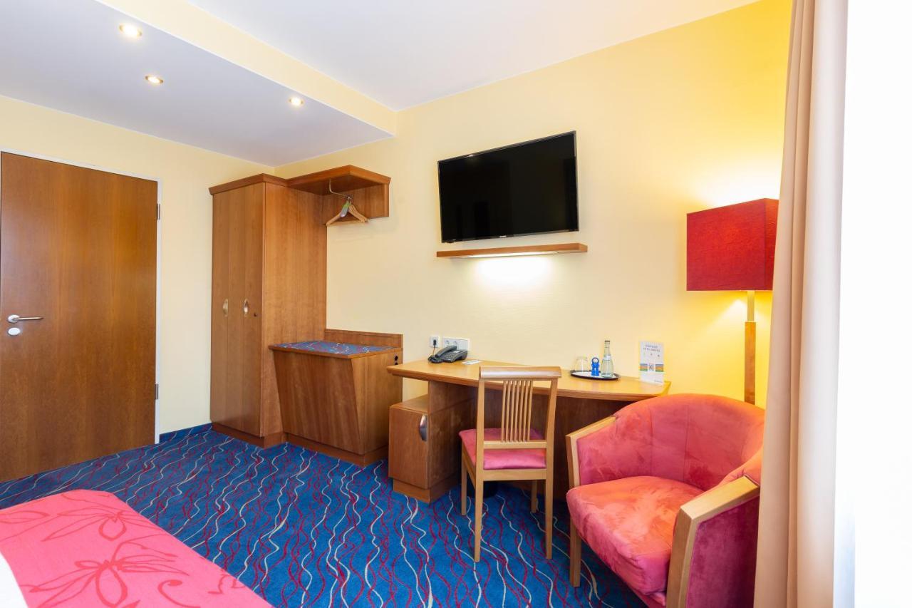Hotel Am Schillerpark Эсслинген Экстерьер фото
