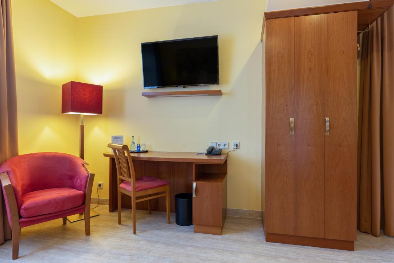 Hotel Am Schillerpark Эсслинген Экстерьер фото