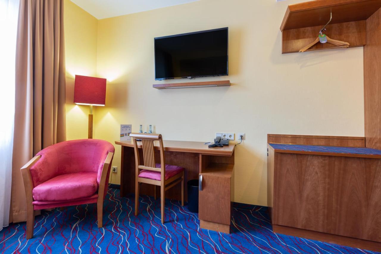 Hotel Am Schillerpark Эсслинген Экстерьер фото