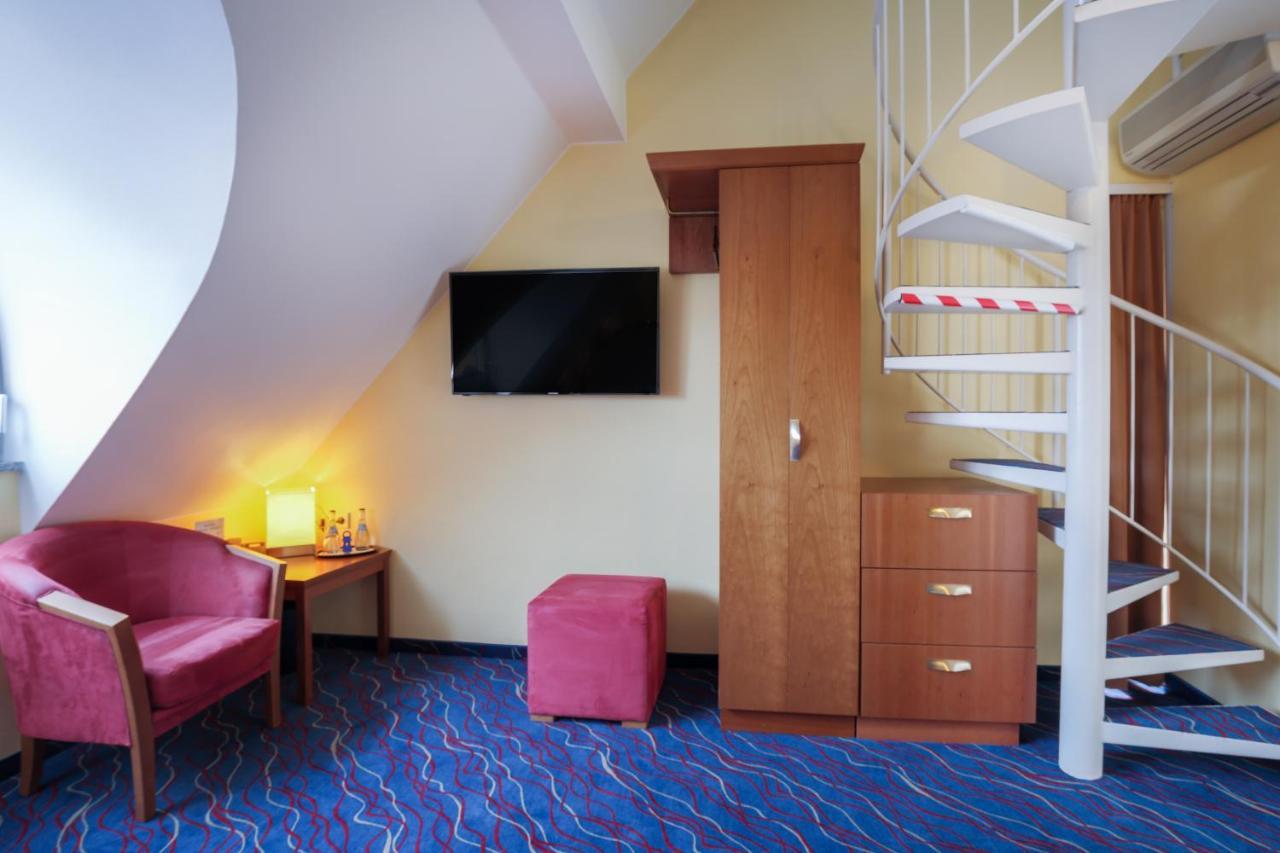 Hotel Am Schillerpark Эсслинген Экстерьер фото