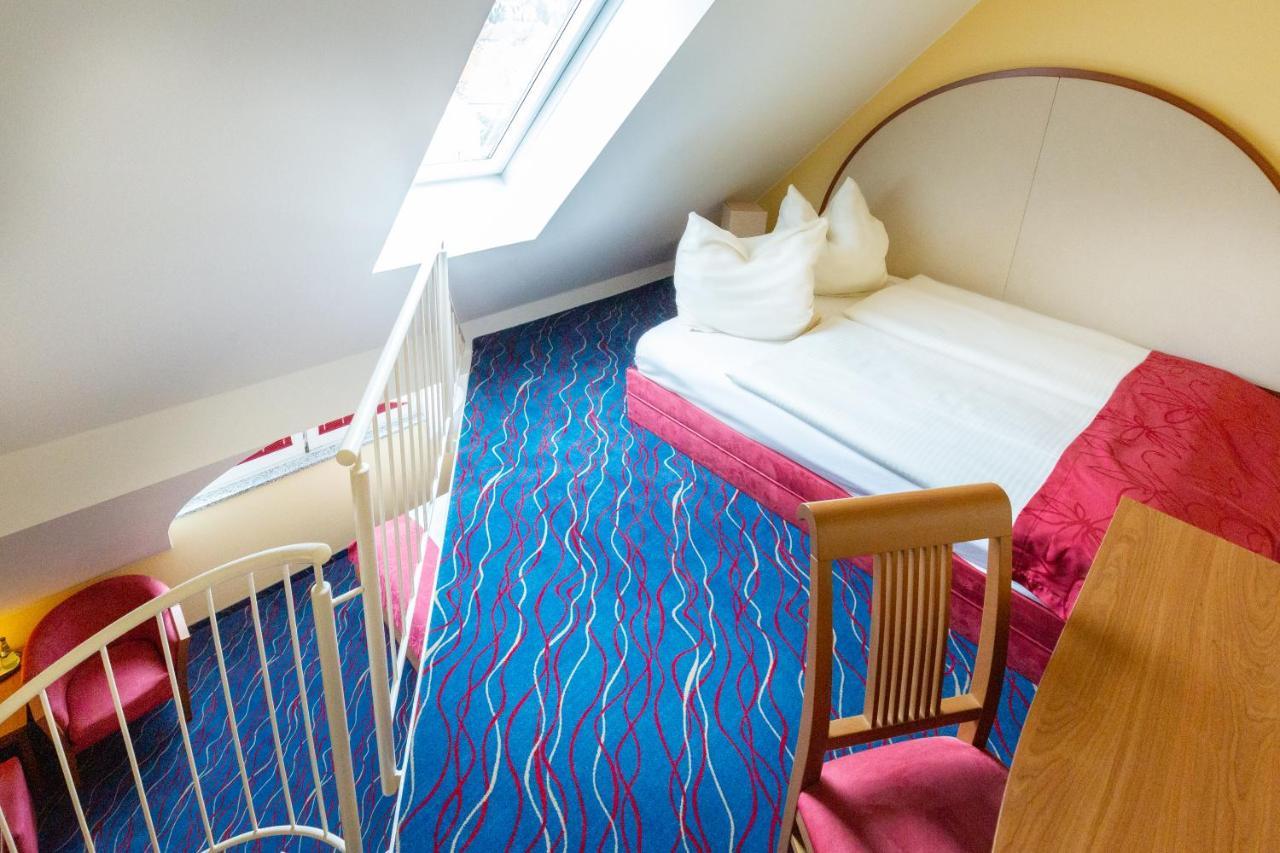 Hotel Am Schillerpark Эсслинген Экстерьер фото