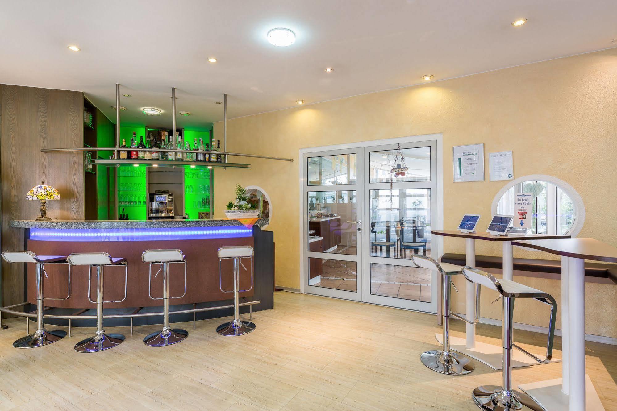 Hotel Am Schillerpark Эсслинген Экстерьер фото