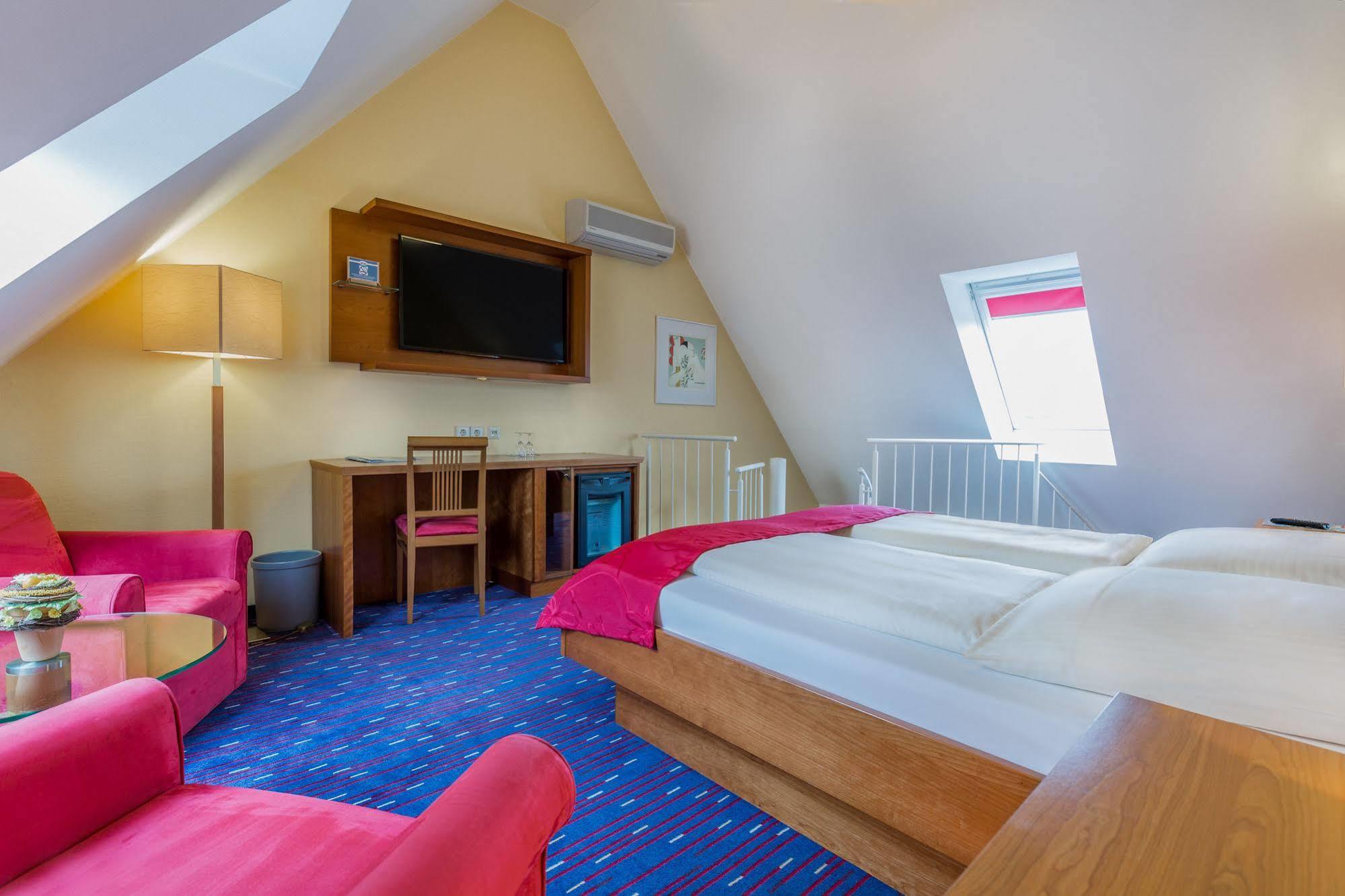 Hotel Am Schillerpark Эсслинген Экстерьер фото