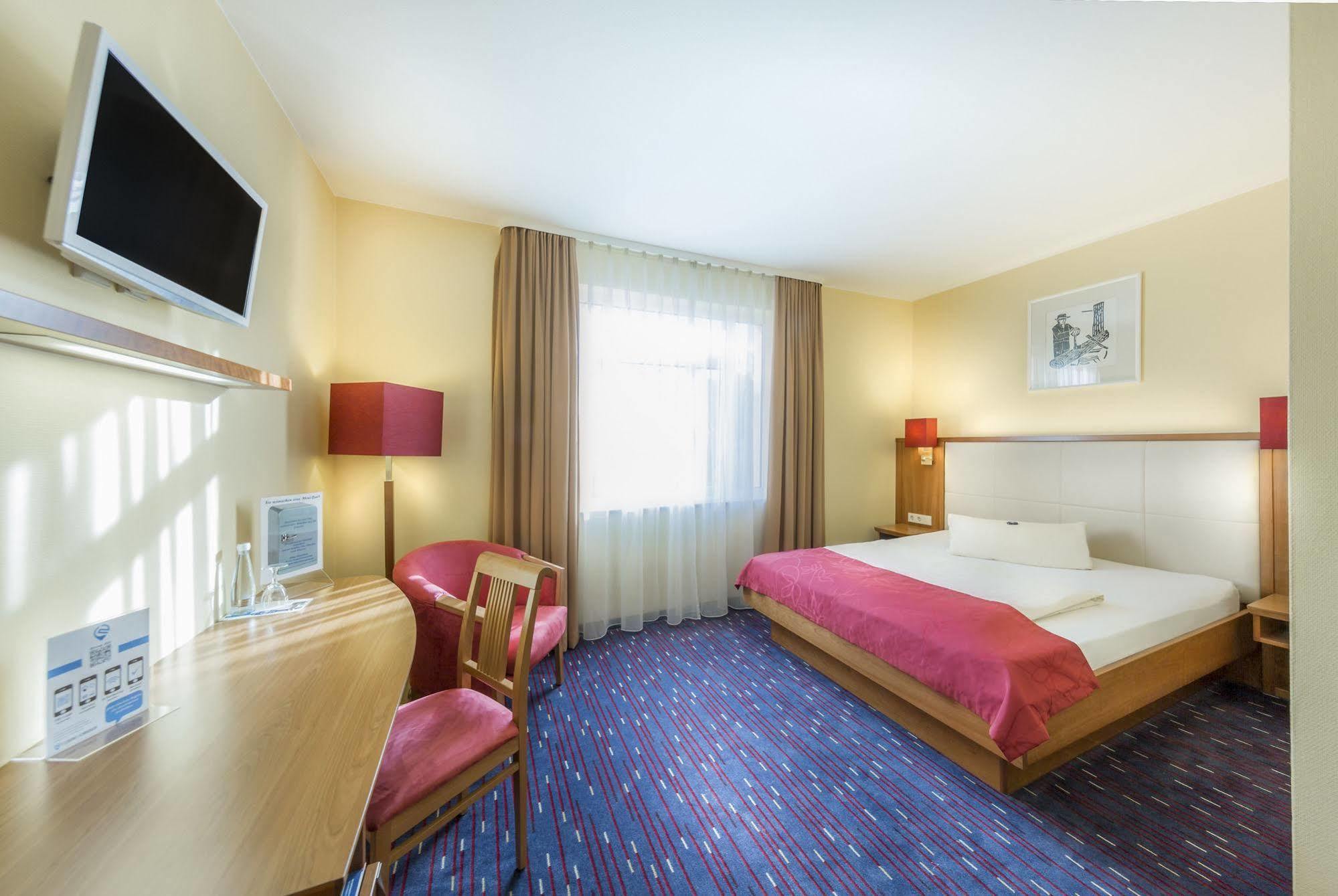Hotel Am Schillerpark Эсслинген Экстерьер фото