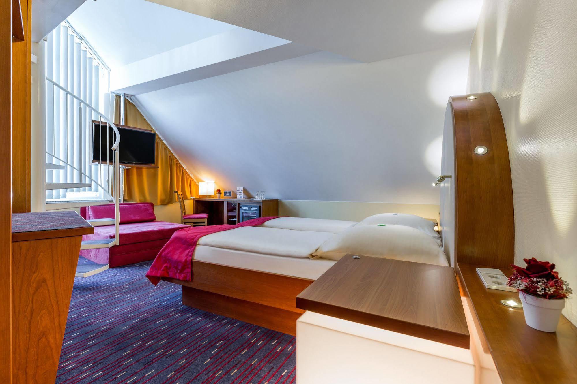 Hotel Am Schillerpark Эсслинген Экстерьер фото